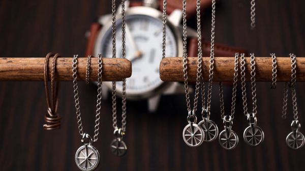 Découvrez les colliers compas chic pour homme avec personnalisation