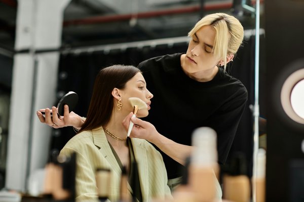 Comment intégrer des foulards en soie dans une tenue professionnelle pour une touche d'élégance ?