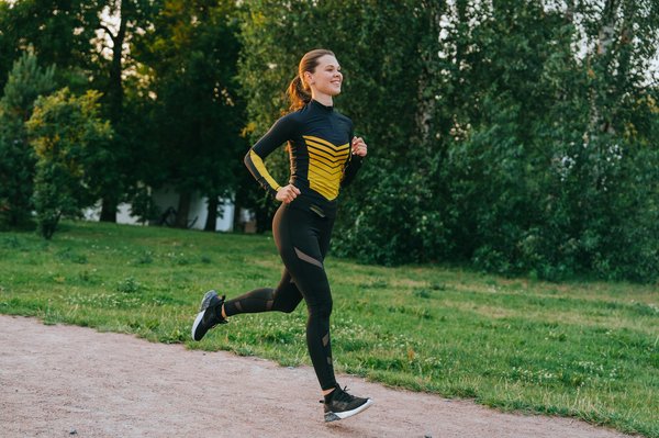 Comment intégrer des éléments de sportwear dans une tenue de bureau élégante?